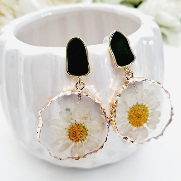 💖 2/$30 Pressed dried daisy flower gold hoop Hippie boho earrings cottagecore - Picture 11 of 12